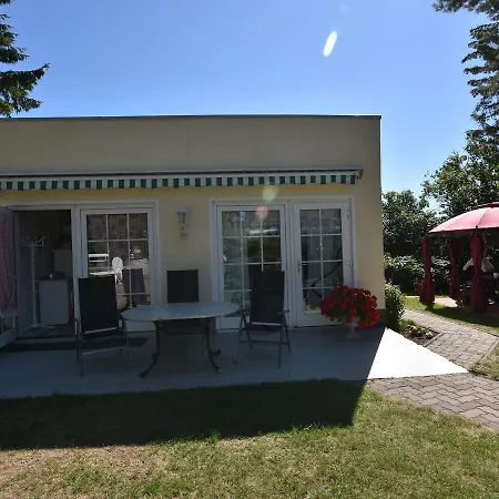 Cozy Bungalow In With Terrace 펜션 Wischuer