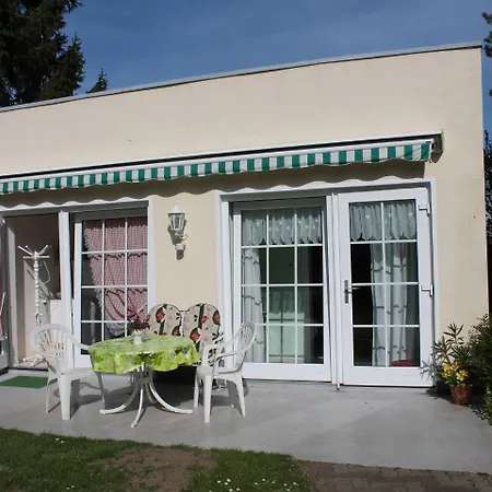 Cozy Bungalow In With Terrace 펜션